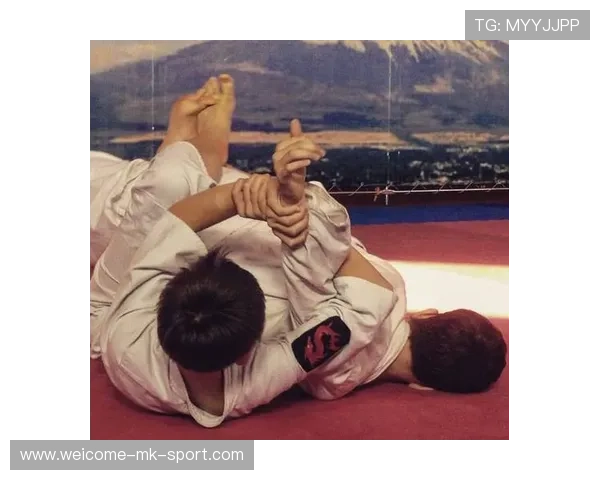 UFC赛场惊魂:选手脚踝扭伤震撼瞬间揭秘 UFC赛场惊魂:选手脚踝扭伤震撼瞬间揭秘