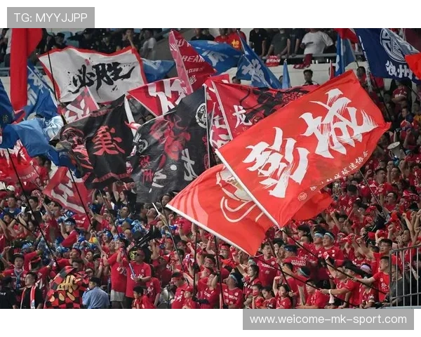 球迷节现场音乐与比赛活动结合，气氛火热，球迷乐队